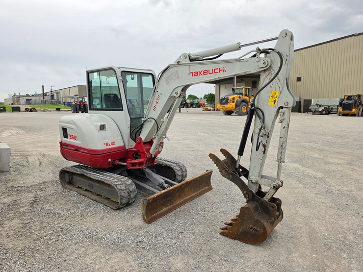 2021-takeuchi-tb240-image-25