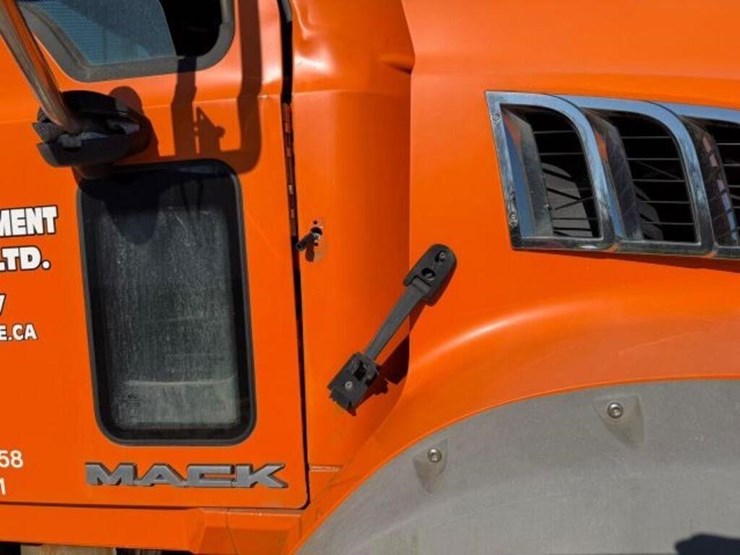 2016-mack-granite-gu813-image-64