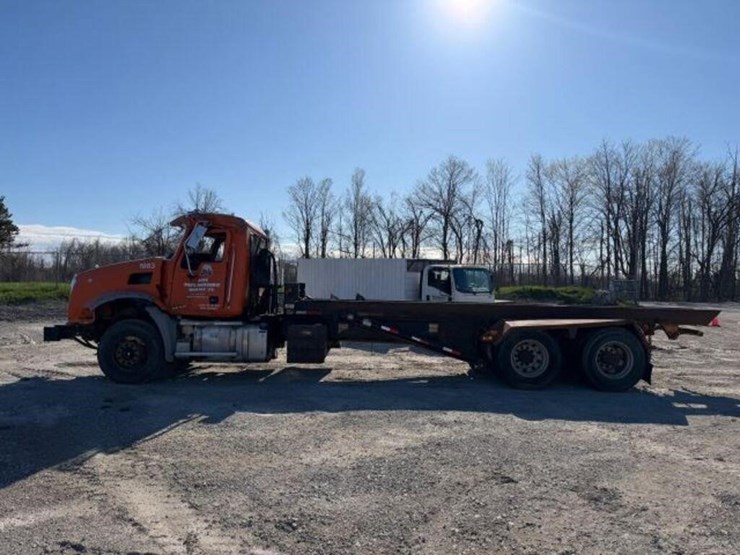 2016-mack-granite-gu813-image-4