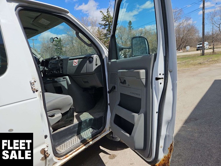 2010-ford-cargo-image-24