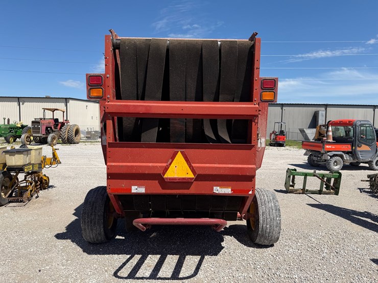 new-holland-br780-image-6