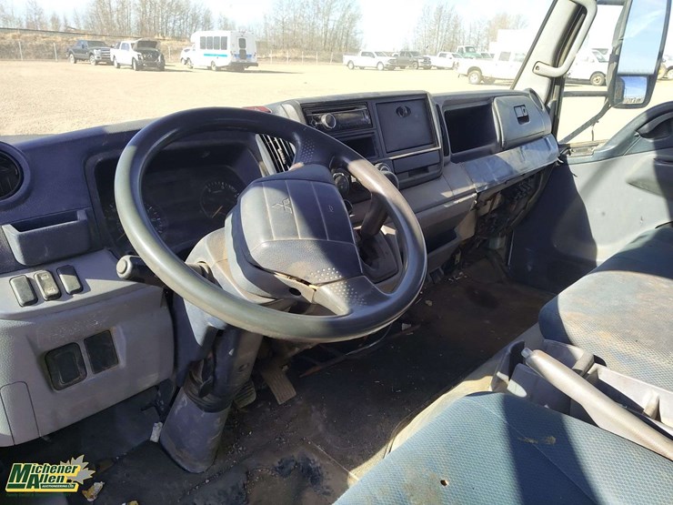 2015-mitsubishi-fuso-fe180-image-7