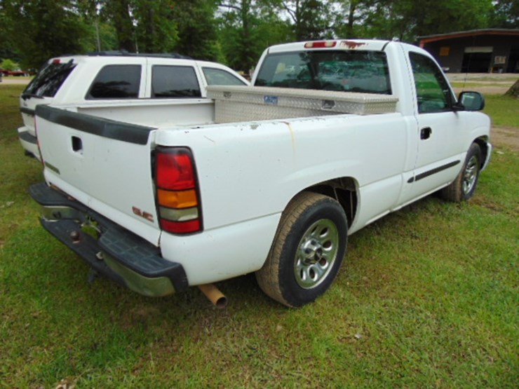 2005-gmc-sierra-1500-image-2