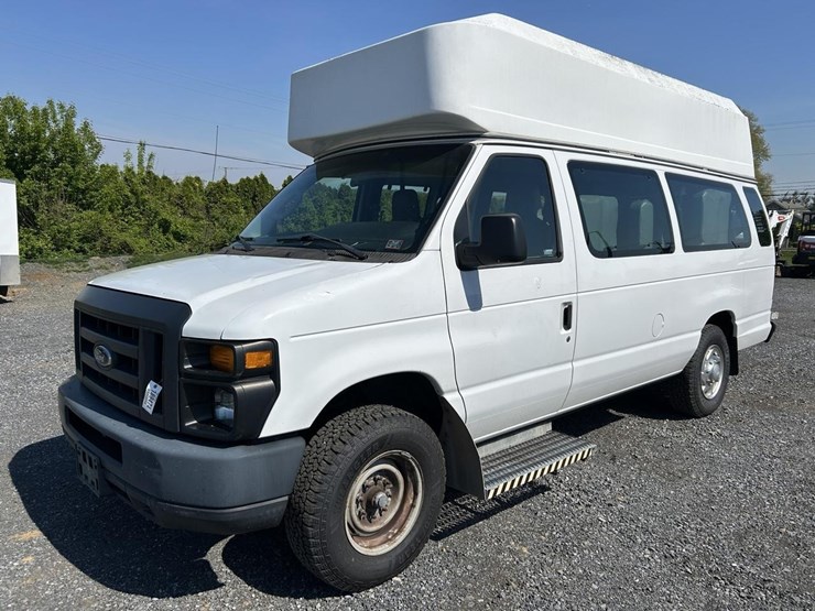 2013-ford-e350-image-1