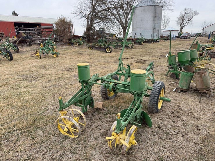 john-deere-pull-type-two-row-planter-image-6