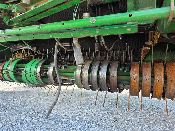 2003-john-deere-567-image-13