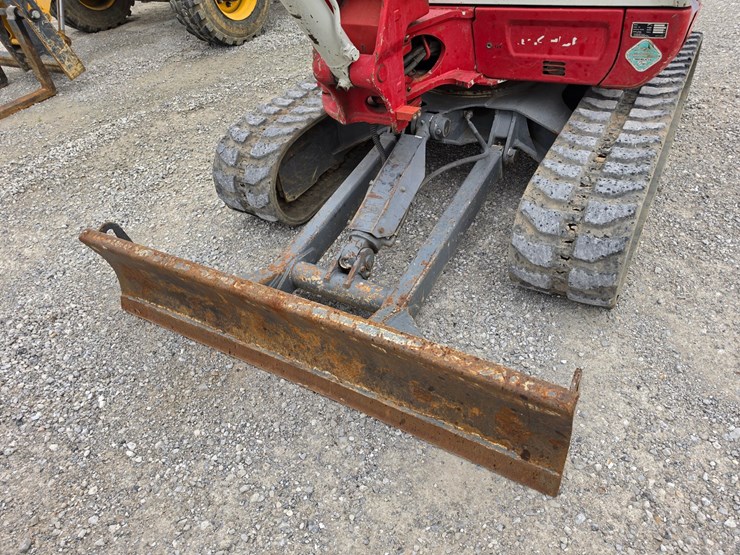 2021-takeuchi-tb240-image-6