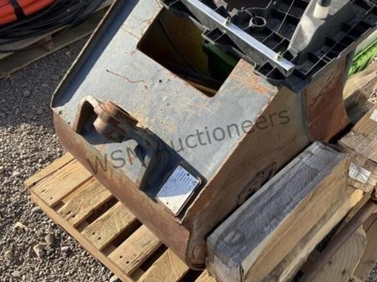 pallet-of-misc,-24in-excavator-bucket,-blower,-image-6