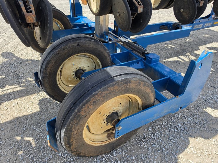 2010-kinze-3500-image-11