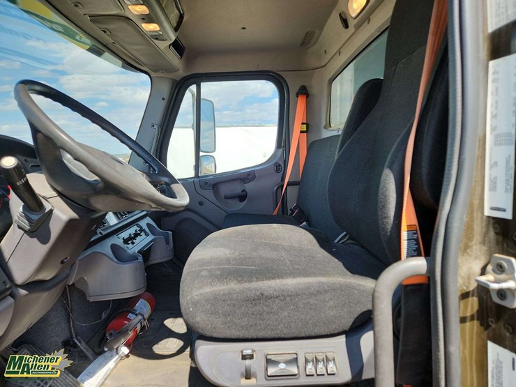 2019-freightliner-m2-106-image-15