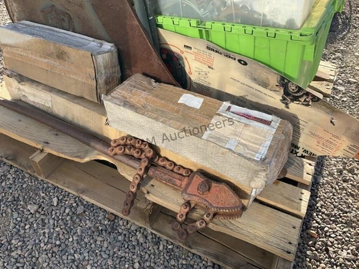 pallet-of-misc,-24in-excavator-bucket,-blower,-image-5