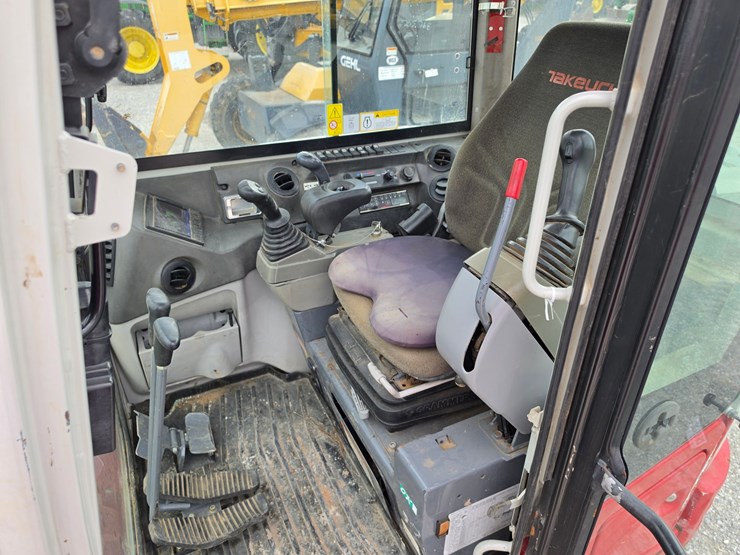 2021-takeuchi-tb240-image-9