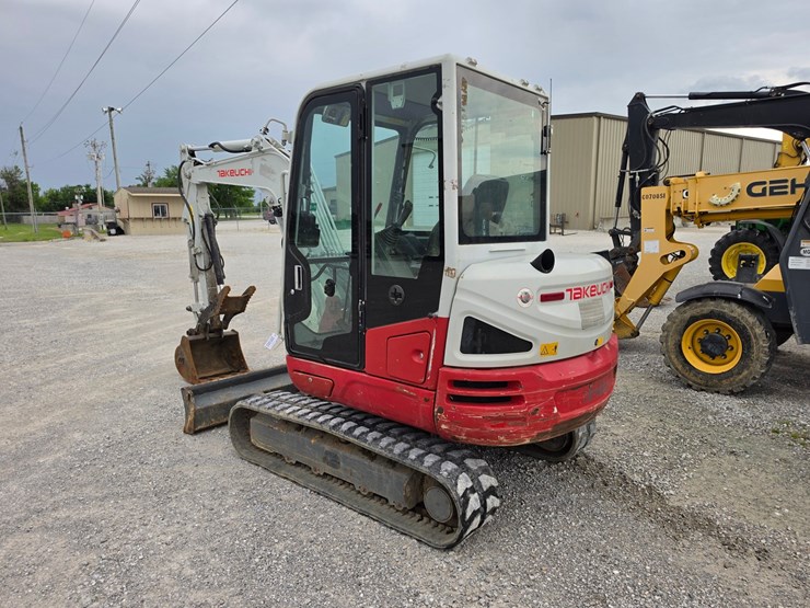 2021-takeuchi-tb240-image-15