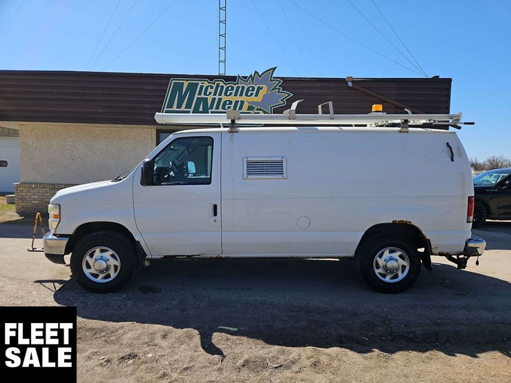 2010-ford-cargo-image-2