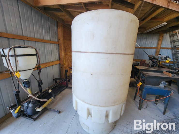 300-gal-stand-up-poly-tanks-image-7