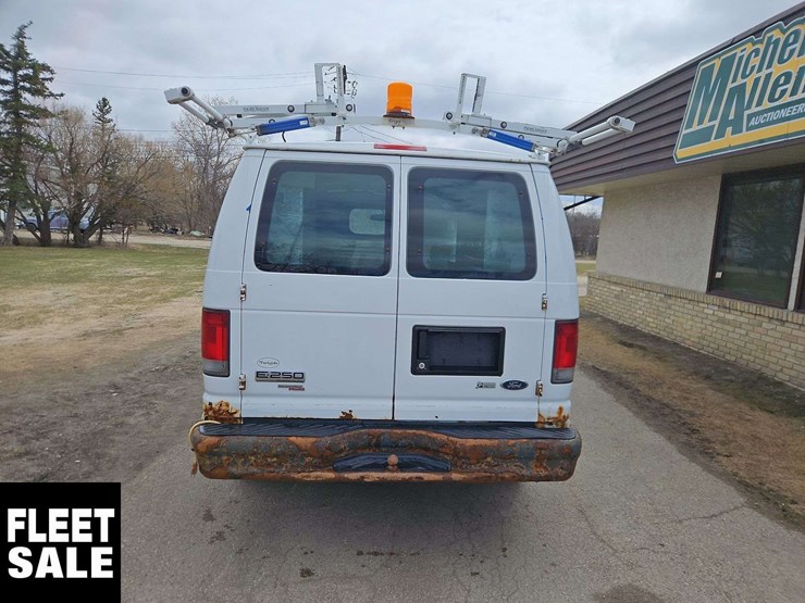 2011-ford-cargo-image-7