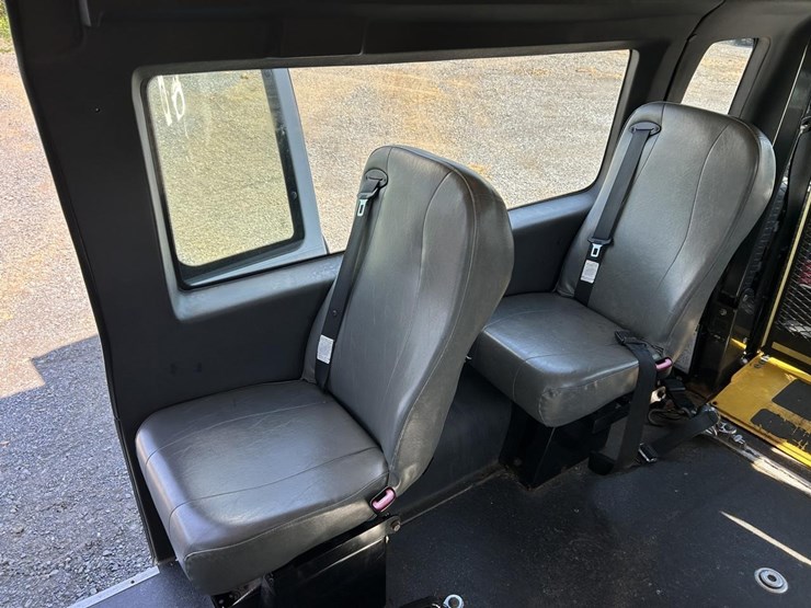 2013-ford-e350-image-33
