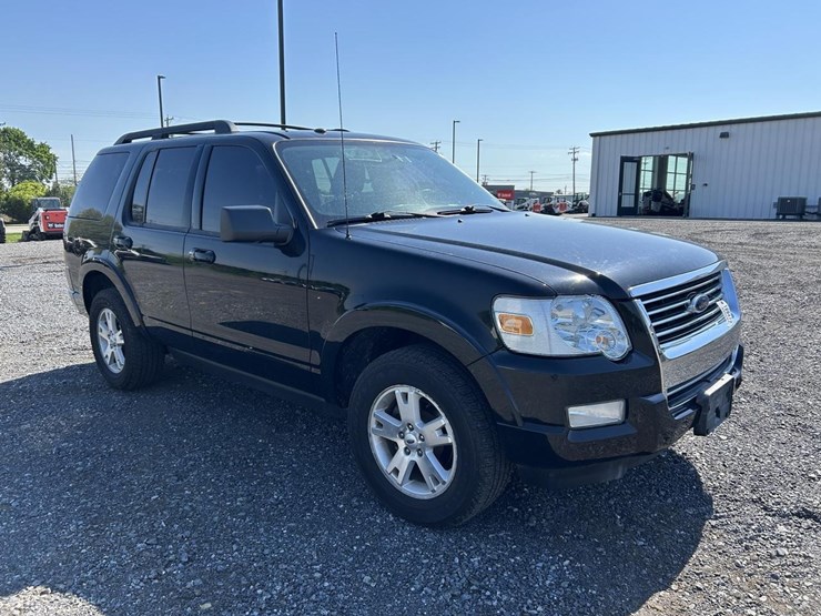 2010-ford-explorer-xlt-image-7