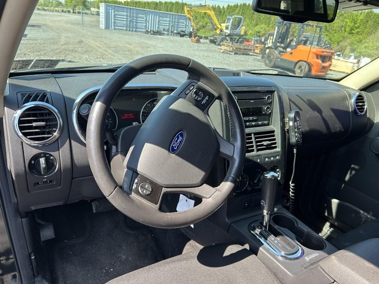 2010-ford-explorer-xlt-image-16