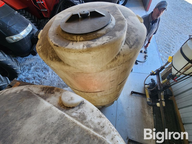 300-gal-stand-up-poly-tanks-image-16