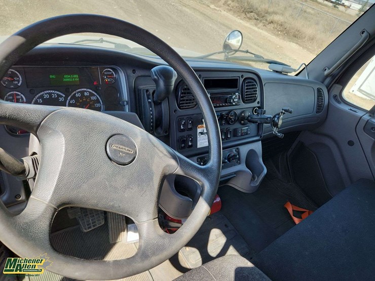 2019-freightliner-m2-106-image-14