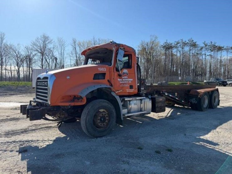 2016-mack-granite-gu813-image-1