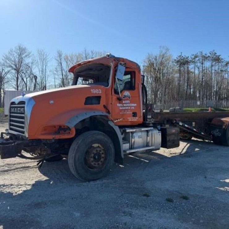 2016 MACK GRANITE GU813