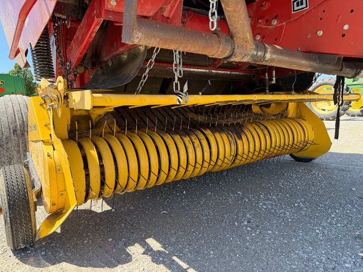 new-holland-br780-image-3
