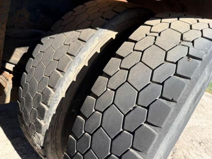 2016-mack-granite-gu813-image-51