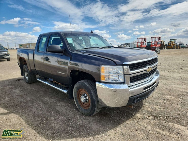 2010-chevrolet-silverado-2500hd-ls-image-2