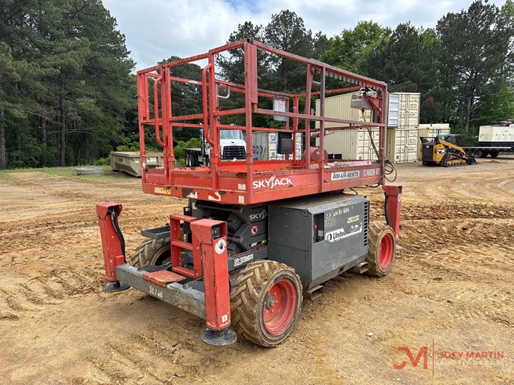 skyjack-sj6826rt-rough-terrain-scissor-lift-image-2