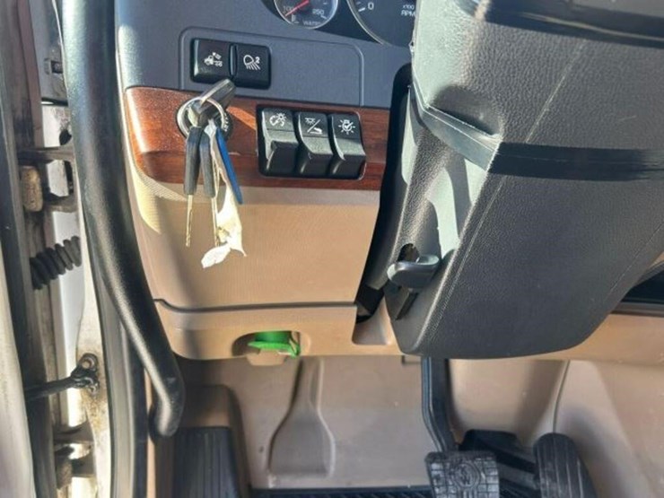 2020-kenworth-t680-image-23