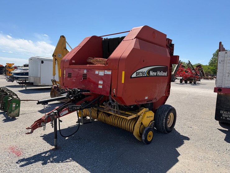 new-holland-br780-image-8