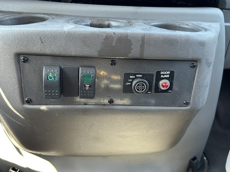 2013-ford-e350-image-26