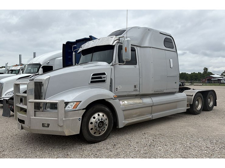 2022-western-star-5700xe-image-1