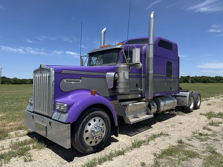 2019-kenworth-w900l-image-1