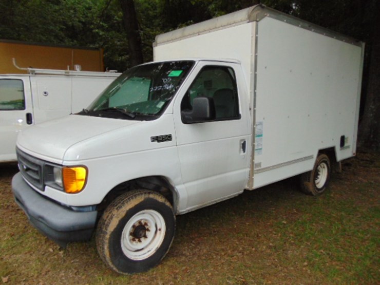 2005-ford-e350-image-1
