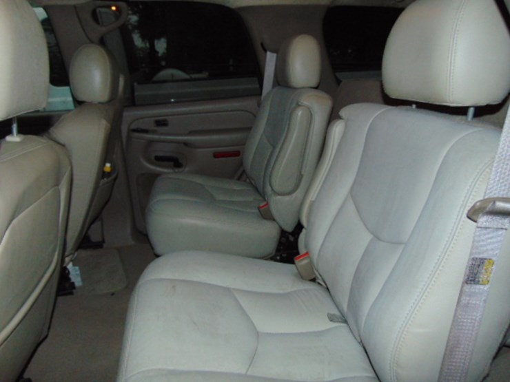 2004-chevrolet-tahoe-image-5