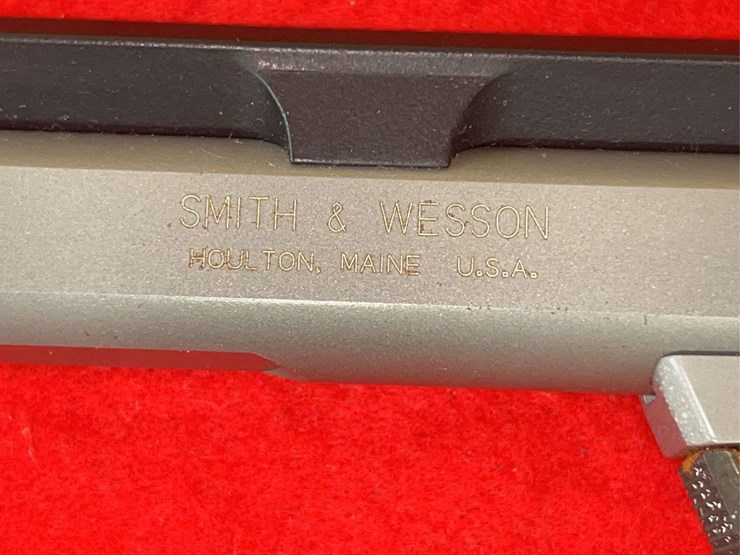 smith-&-wesson-model-22s-semi-auto-pistol-.22-lr-image-17