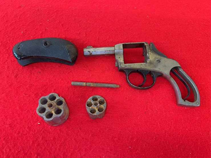 h&r-arms-company-safety-hammer-double-action-revolver,-.32-s&w-image-2