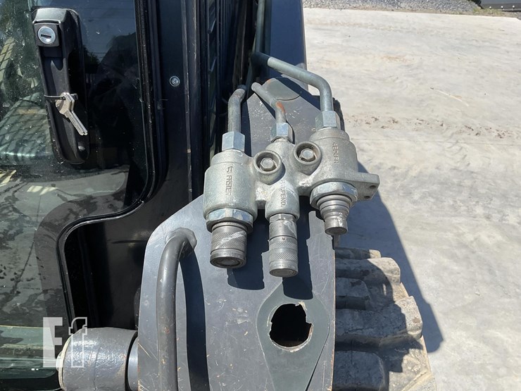 2016-new-holland-l220-image-11