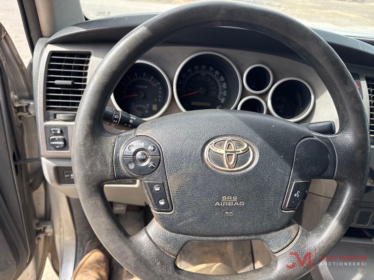 2011-toyota-tundra-sr5-image-36
