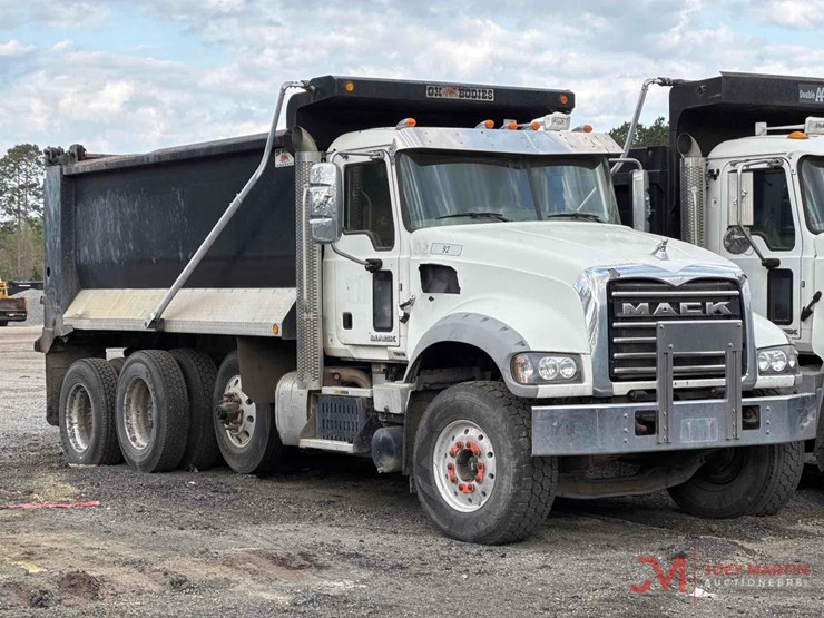 2016-mack-gu713-grantie-tri-axle-dump-truck-image-1