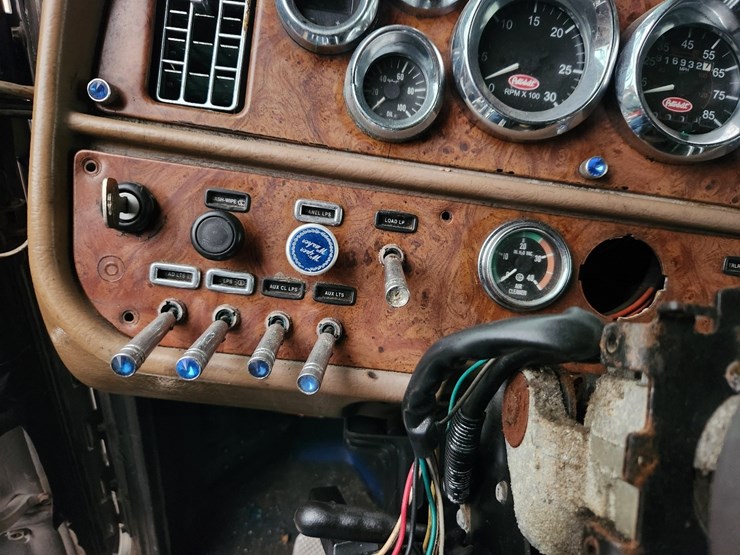 2004-peterbilt-379-image-35