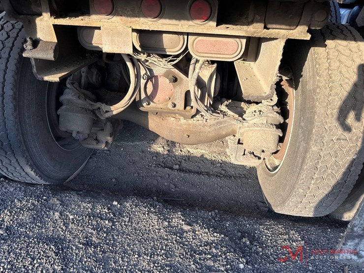 2014-mack-gu713-grantie-tri-axle-dump-truck-image-15