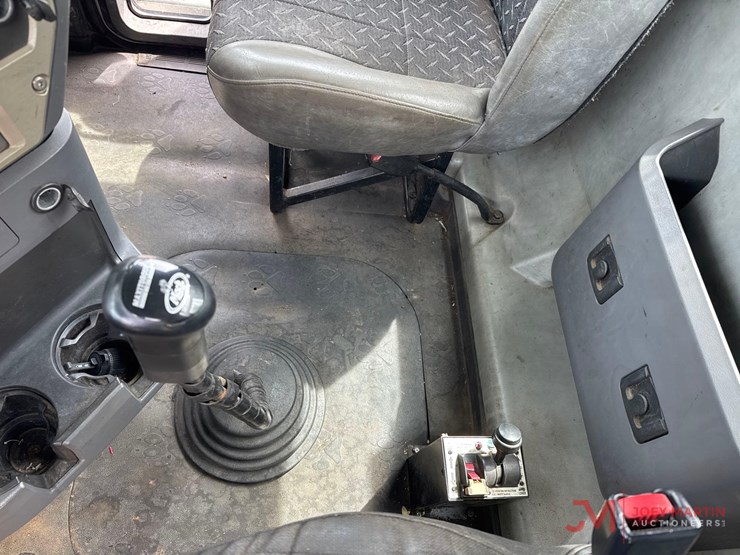 2011-mack-pinnacle-cxu613-image-31