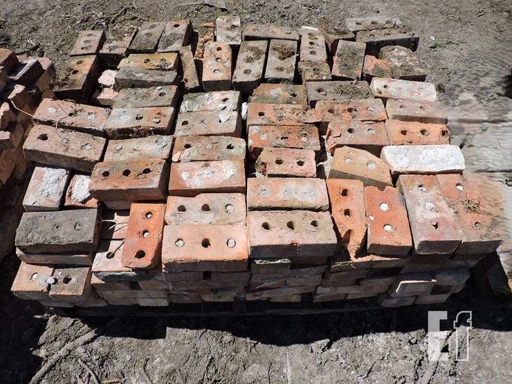 (2)-pallets-of-re-claimed-red-clay-bricks,-4”-x-8”-image-2