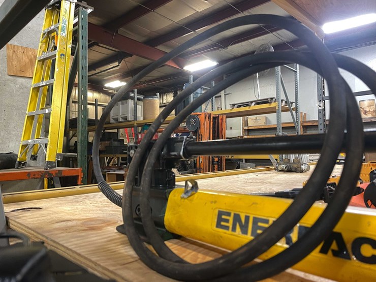 #2513-•-enerpac-10-ton-porta-power-hand-pump-(pr13)-image-9