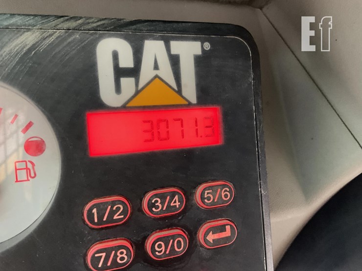 2014-caterpillar-242d-image-15