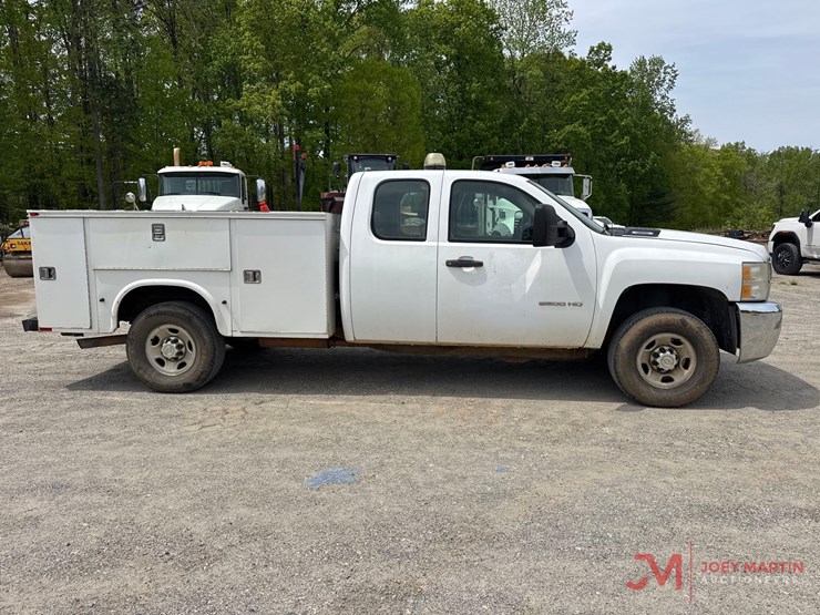 2010-chevrolet-silverado-2500-image-2